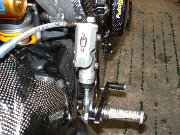 Ausgleichsbehlter Hinterradbremse direkt